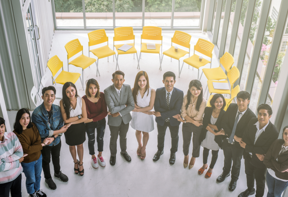 Hình ảnh người chơi đang xem xét các quy tắc cá cược, tượng trưng cho chơi có trách nhiệm